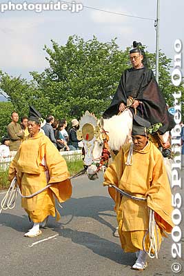 The procession's highest-ranking official called Chokushi. An Imperial Messenger. 勅使
