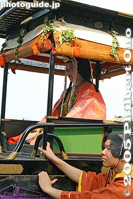 She wears a juni-hitoe kimono and rides in a carriage called Oyoyo. 斎王代、齋藤彩子さん (21)
腰輿（およよ）
Keywords: kyoto aoi matsuri hollyhock festival heian matsuri5