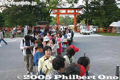 Long line for the bus stop.
Keywords: kyoto aoi matsuri hollyhock festival heian