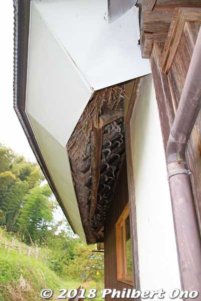 Uner the corrugated tin, you can see the thatched roof edge.
Keywords: kyoto ayabe farmhouse lodge minshuku japanhouse