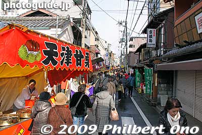Food stalls crowd the path to shrine.
Keywords: kyoto toka ebisu shrine jinja festival matsuri 
