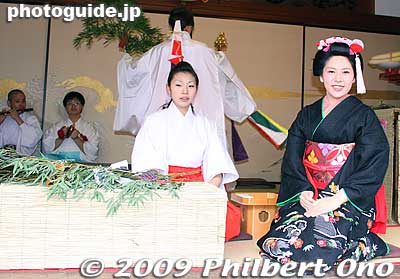 An actress dressed almost like a geisha is on hand to give bamboo branches paid for by worshippers. Notice the shrine maiden dancing in the back to bless the branches.
Keywords: kyoto toka ebisu shrine jinja festival matsuri 