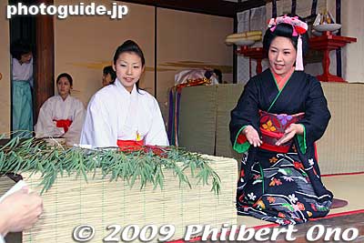 Keywords: kyoto toka ebisu shrine jinja festival matsuri maiden omiko 