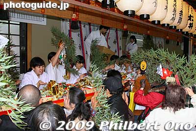 Shrine maidens happily sell and attach lucky decorations on the branches.
Keywords: kyoto toka ebisu shrine jinja festival matsuri maiden omiko 