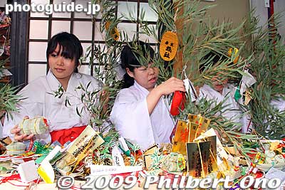 Shrine maidens happily sell and attach lucky decorations on the branches.
Keywords: kyoto toka ebisu shrine jinja festival matsuri maiden omiko 