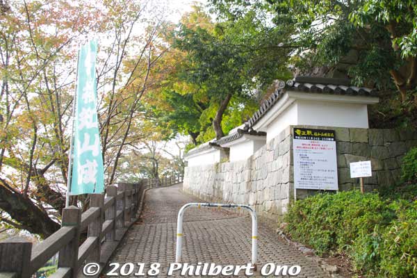 Walk uphill to the castle.
Keywords: kyoto Fukuchiyama Castle