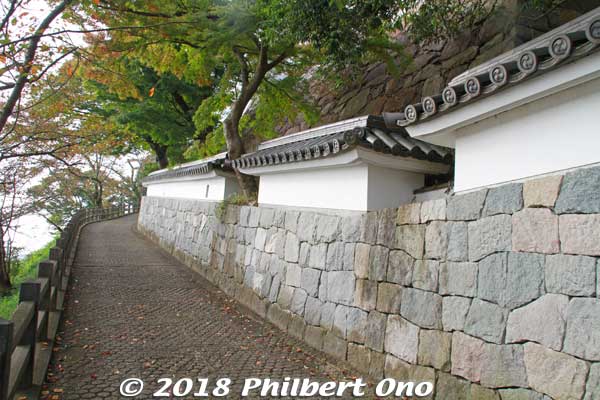 Walk uphill to the castle.
Keywords: kyoto Fukuchiyama Castle