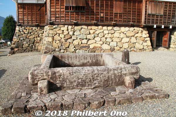 In front of the castle tower is this deep well named Toyo-iwa-no-i. 豊磐の井
Keywords: kyoto Fukuchiyama Castle