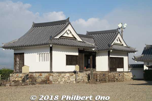 Next to the main castle tower is the Akaganemon Bansho guardhouse that was located next to the Akaganemon Gate east of the city hall. 銅門脇番所
Keywords: kyoto Fukuchiyama Castle