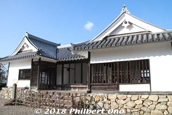 Akaganemon Bansho guardhouse was moved here from its original location. 銅門脇番所
Keywords: kyoto Fukuchiyama Castle