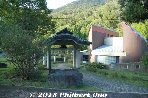The town wanted to promote itself as an oni town, so it opened the Japanese Oni Exchange Museum in 1993 on the former site of a copper mine at the foot of Oeyama Mountains.
Keywords: kyoto Fukuchiyama oni museum ogre demon devil