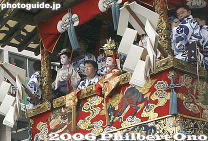 The Naginata Hoko is the only one with a live sacred child called "Chigo."
長刀鉾
Keywords: kyoto gion matsuri festival float