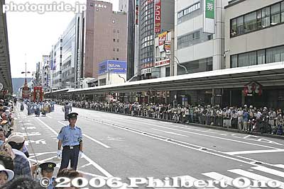Shijo-dori street is the first segment of the procession route. 四条通り
Keywords: kyoto gion matsuri festival float