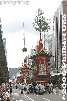 So why does it have a tree growing on the roof?
Keywords: kyoto gion matsuri festival float