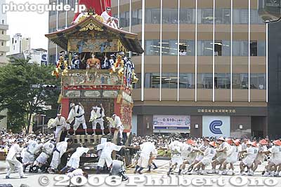 They are pulling floats weighing 10 tons.
Keywords: kyoto gion matsuri festival float