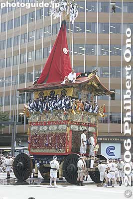 Successful corner turn to Oike-dori street
Keywords: kyoto gion matsuri festival float