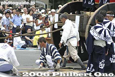 The front wheels are placed on wet strips of bamboo.
Keywords: kyoto gion matsuri festival float