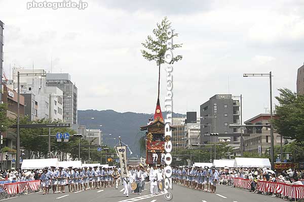 Oike-dori is a wide road and the last stretch of the procession. 御池通り
Keywords: kyoto gion matsuri festival float
