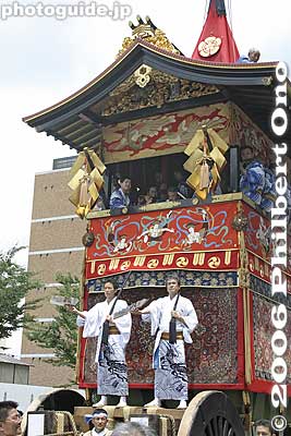Minami-Kannon Yama float always appears last in the parade. (This float now appears in the Ato Matsuri parade on July 24.) 南観音山
Keywords: kyoto gion matsuri festival float