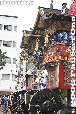 At the end of the route, the last floats arrive here by 1:20 pm or so. So if you want to see the float procession, be in Kyoto by 1 pm and go to the end of the route.
Keywords: kyoto gion matsuri festival float