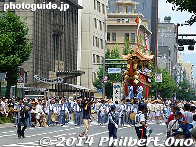 Costing over US$10 million, this float always appears last in the Ato Matsuri. It rejoins the Gion Matsuri after being absent for 150 years when the previous float was caught in a fire in 1864.
Keywords: kyoto gion ato matsuri festival yamahoko parade procession