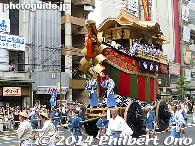 The new boat float (Ofune-hoko) rejoins the Gion Matsuri after a 150-year absence. It always appears last in the float procession.
Keywords: kyoto gion ato matsuri festival yamahoko parade procession