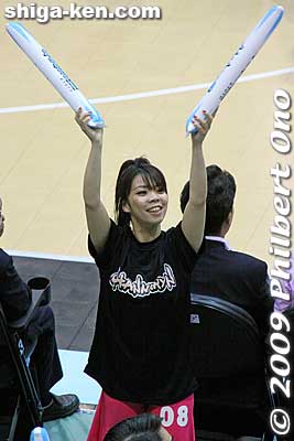 First the cheerleaders wore these black T-shirts and red, harem-style pants. At first, I thought they were hula dancers.
Keywords: kyoto hannaryz pro basketball game bj-league shiga lakestars 