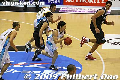 Joho Masashi runs down the court.
Keywords: kyoto hannaryz pro basketball game bj-league shiga lakestars 
