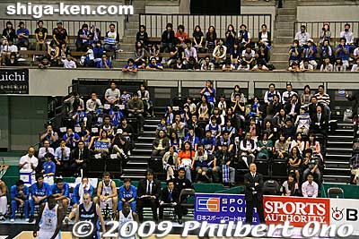 Good number of Shiga Lakestars boosters. It's easy for them see away games in Kyoto. It's easy for Kyoto fans to see away games in Shiga too.
Keywords: kyoto hannaryz pro basketball game bj-league shiga lakestars 