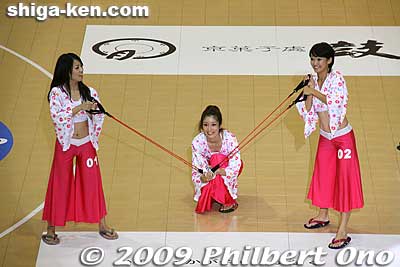 During a break, the cheerleaders got out a giant slingshot to shoot a prize into the crowd.
Keywords: kyoto hannaryz pro basketball game bj-league shiga lakestars 