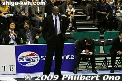 Hannaryz head coach David Benoit calmly looks on as his team trails the Lakestars.
Keywords: kyoto hannaryz pro basketball game bj-league shiga lakestars 
