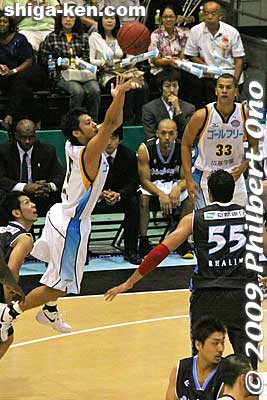 Ogawa goes for a jump shot.
Keywords: kyoto hannaryz pro basketball game bj-league shiga lakestars 