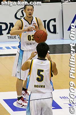 Kojima Yuta #3 passes to Ogawa.
Keywords: kyoto hannaryz pro basketball game bj-league shiga lakestars 
