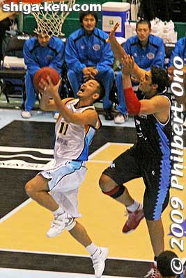 Wara going it for it, but is fouled instead.
Keywords: kyoto hannaryz pro basketball game bj-league shiga lakestars 