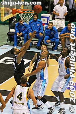 All eyes on the ball.
Keywords: kyoto hannaryz pro basketball game bj-league shiga lakestars 