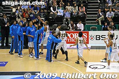 Happy high fives with the Lakestars as they start to smell victory.
Keywords: kyoto hannaryz pro basketball game bj-league shiga lakestars 