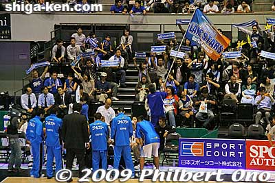 Lakestars boosters were a loud bunch.
Keywords: kyoto hannaryz pro basketball game bj-league shiga lakestars 