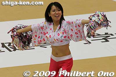Looks like the cheerleader uniforms can be called "hannari." Although I prefer shorts or skirts on cheerleaders.
Keywords: kyoto hannaryz pro basketball game bj-league shiga lakestars 