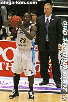 Mike Hall and Lakestars head coach Robert Pierce.
Keywords: kyoto hannaryz pro basketball game bj-league shiga lakestars 