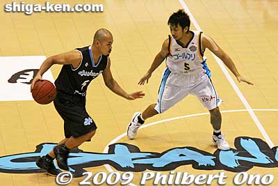 Iwasa Jun is easy to spot with his skin head.
Keywords: kyoto hannaryz pro basketball game bj-league shiga lakestars 
