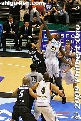 Tip-off
Keywords: kyoto hannaryz pro basketball game bj-league shiga lakestars 