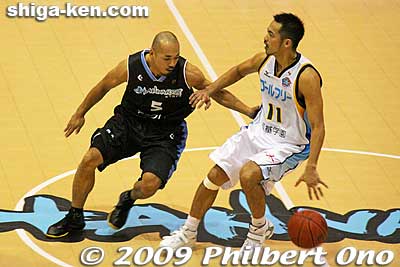 Iwasa Jun wants the ball from Fujiwara.
Keywords: kyoto hannaryz pro basketball game bj-league shiga lakestars 