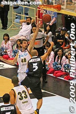 Luke trying to block.
Keywords: kyoto hannaryz pro basketball game bj-league shiga lakestars 