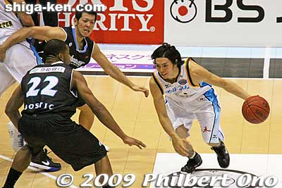 Joho trying to get away.
Keywords: kyoto hannaryz pro basketball game bj-league shiga lakestars 
