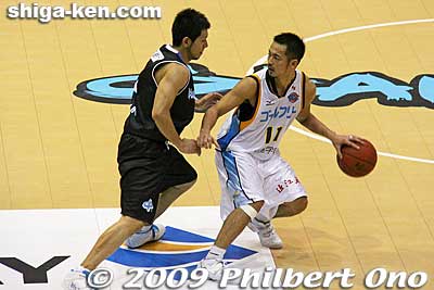Two team captains at each other.
Keywords: kyoto hannaryz pro basketball game bj-league shiga lakestars 