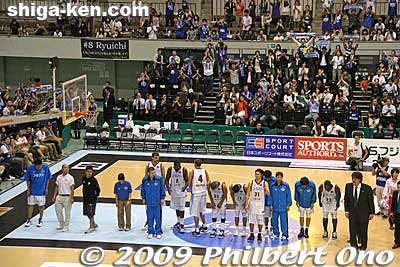 Lakestars bowing to the crowd.
Keywords: kyoto hannaryz pro basketball game bj-league shiga lakestars 