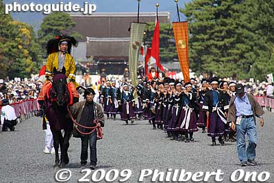 Meiji Restoration Period (around 1868): The procession starts with the more recent years, then progresses back in time. This is the Meiji Restoration Imperial Army procession. 明治維新時代：維新勤皇隊列
Keywords: kyoto jidai matsuri festival of ages