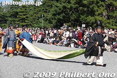 Court noble Konoe Tadahiro has a long train. 近衛忠熈
Keywords: kyoto jidai matsuri festival of ages