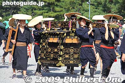 Palanquin for the shogun's deputy. Normally the deputy rides in this, but for this procession, he rides on a horse.
Keywords: kyoto jidai matsuri festival of ages