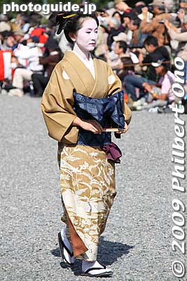 Gyokuran was a noted painter and poet. Married Ikeno Taiga, a famous painter. 玉瀾
Keywords: kyoto jidai matsuri festival of ages